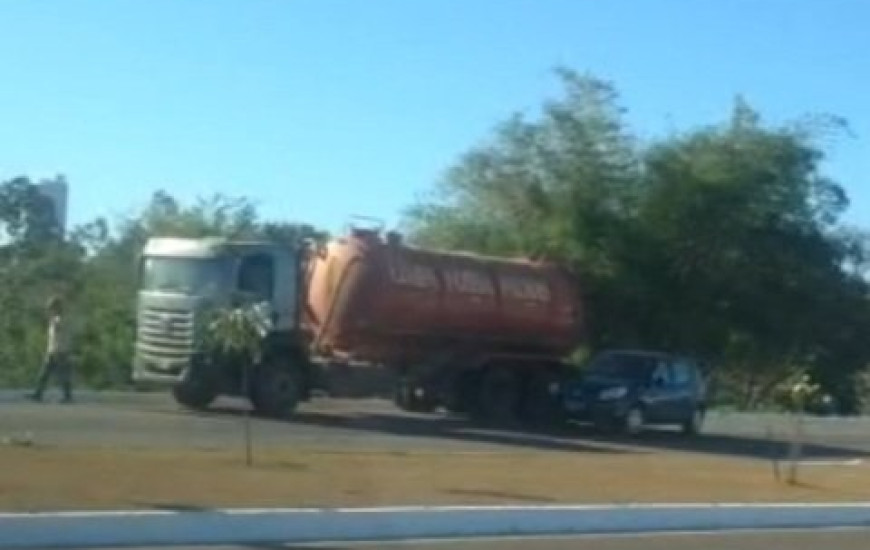 Caminhão limpa tubulação próximo a córrego