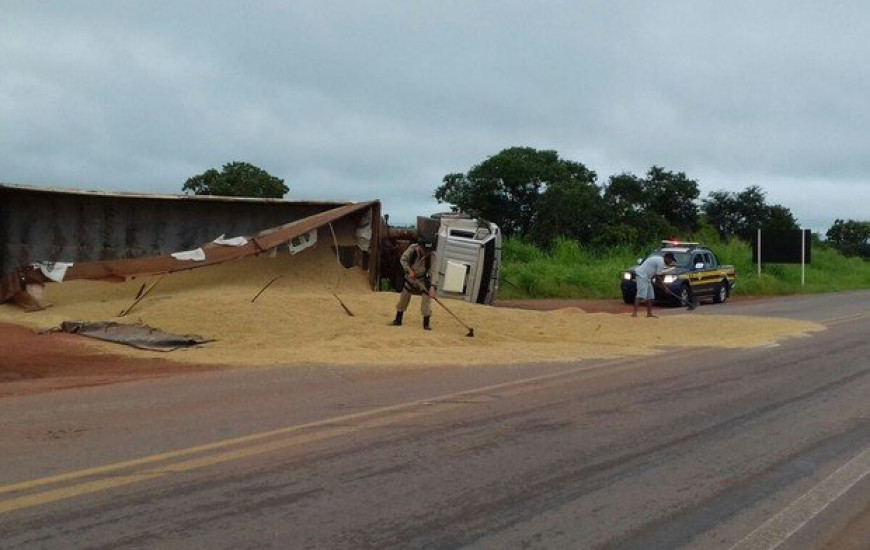 Carga de arroz é derramada na pista