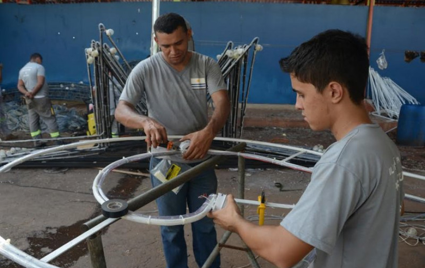 Equipe restaura enfeites de 2014