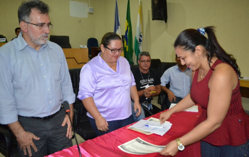 Prefeito empossa membros dos Conselhos