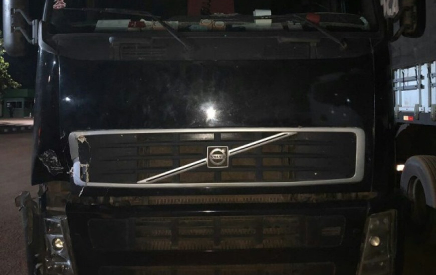 Caminhão atropela idoso e motorista deixa o local