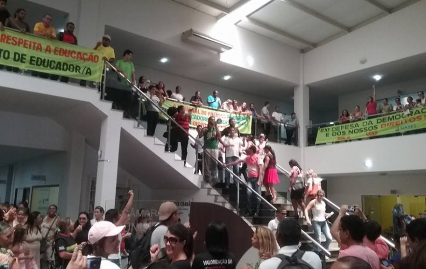 Professores protestaram na Câmara na terça