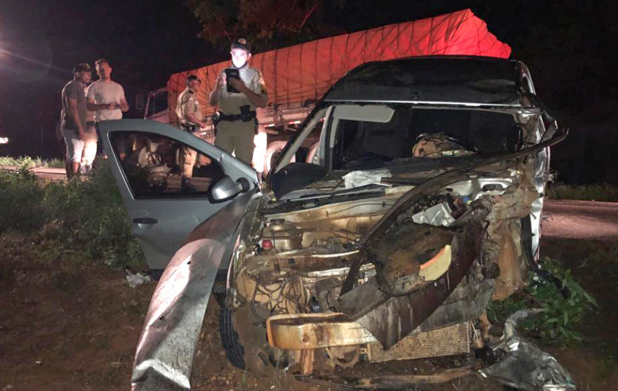 Vítima conduzia um Sandero, que ficou bastante danificado com o impacto