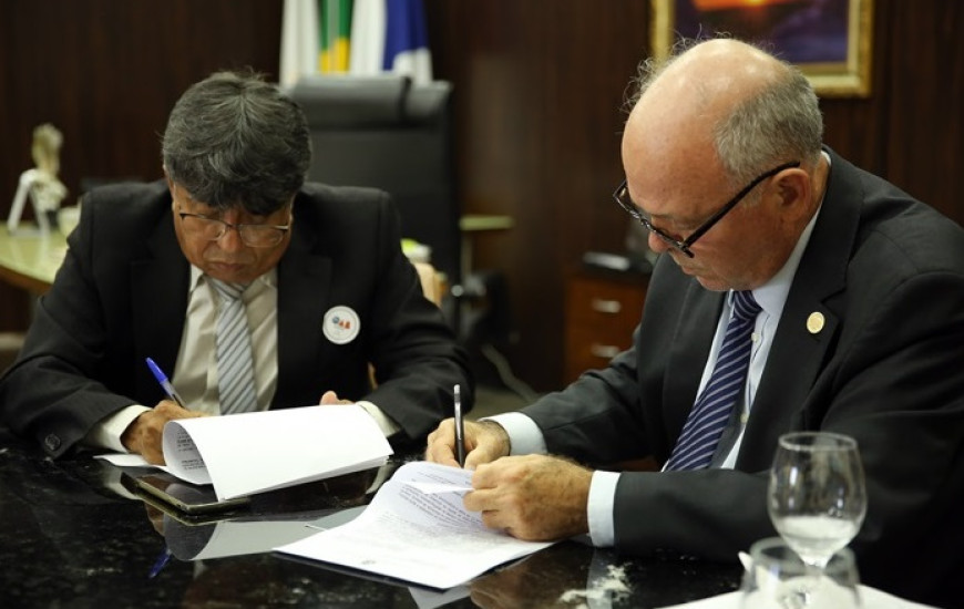 Prefeito Manoel Silvino e presidente do TJ, Helvécio de Brito.