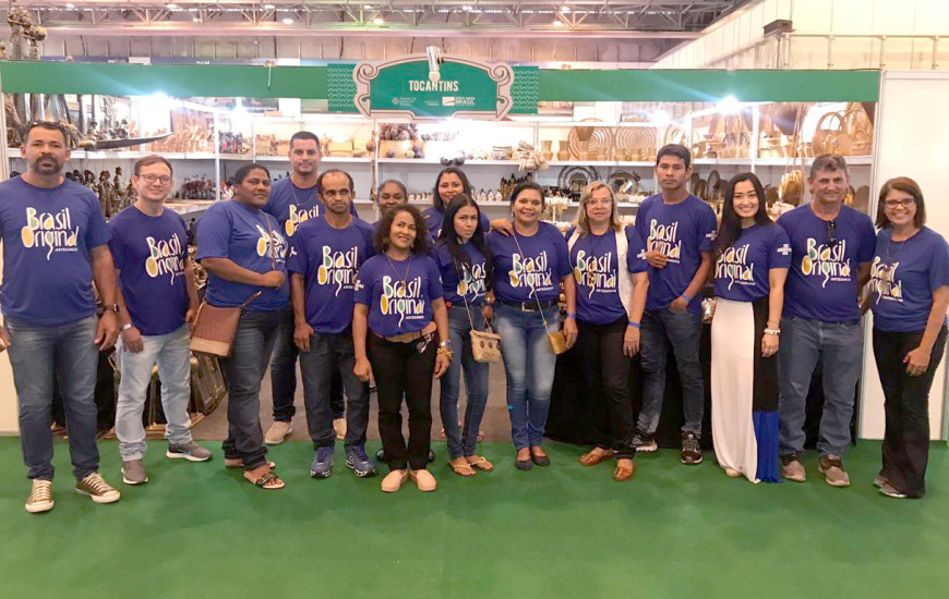 Stand do Tocantins recebe visitantes admirados com o trabalho dos artesãos.