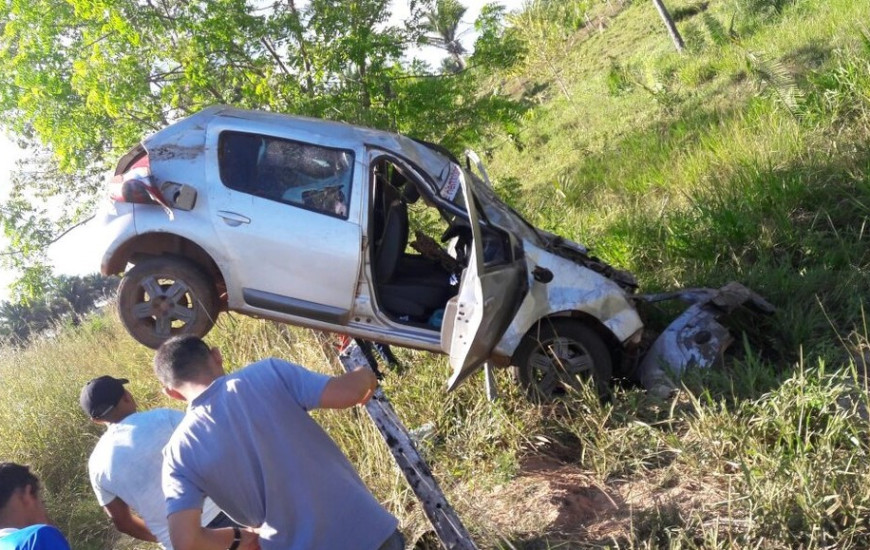 O veículo parou após atingir a cerca de uma fazenda