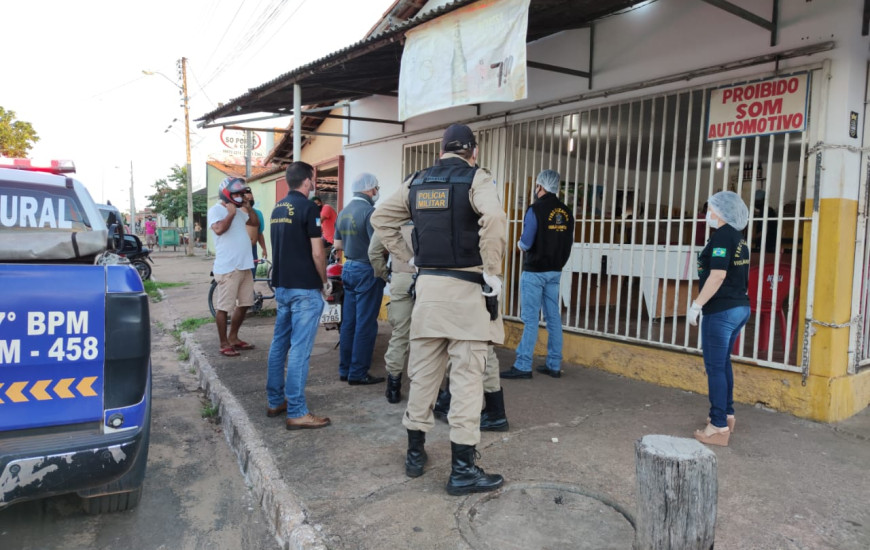 Bar é fechado pela Polícia Militar e Vigilância Sanitária. 