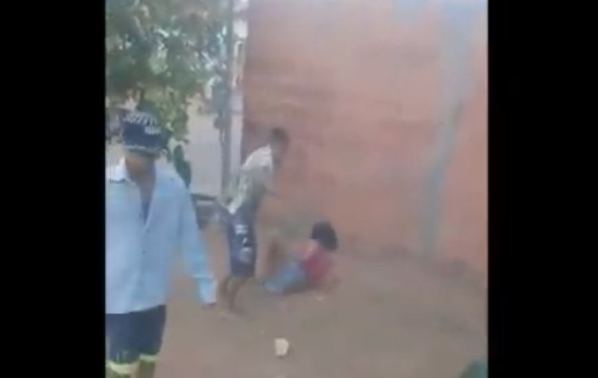 Cena em que a jovem é agredida por um dos adolescentes
