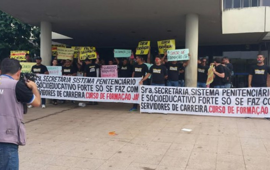 Aprovados protestam na Praça dos Girassóis
