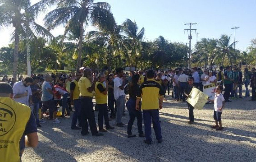 Servidores protestam em frente o palácio