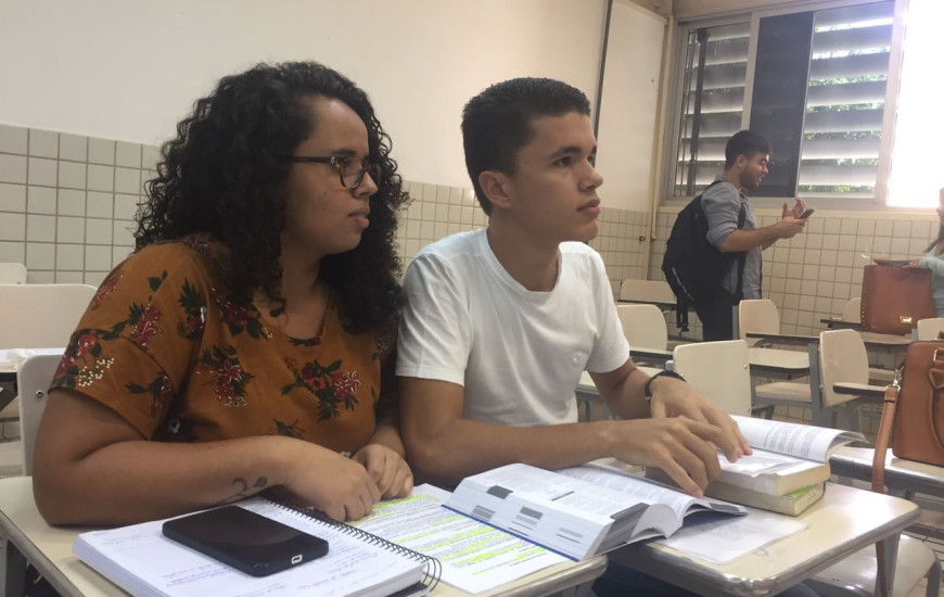 Jovens pedem doações para custear viagem