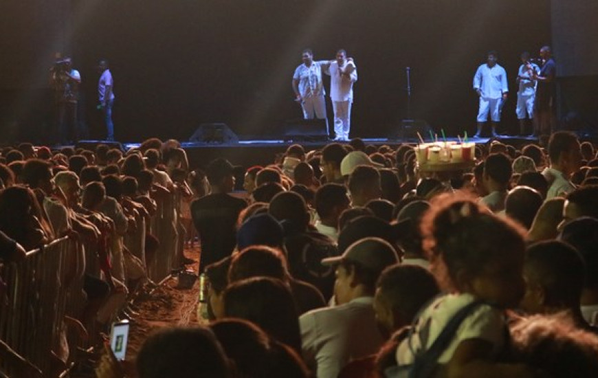 Amastha recebe elogios de cantor e se emociona em reveillon na Praia das Arnos