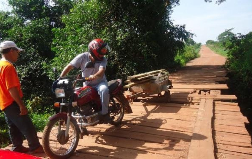 Ponte coloca em risco transeuntes em Couto