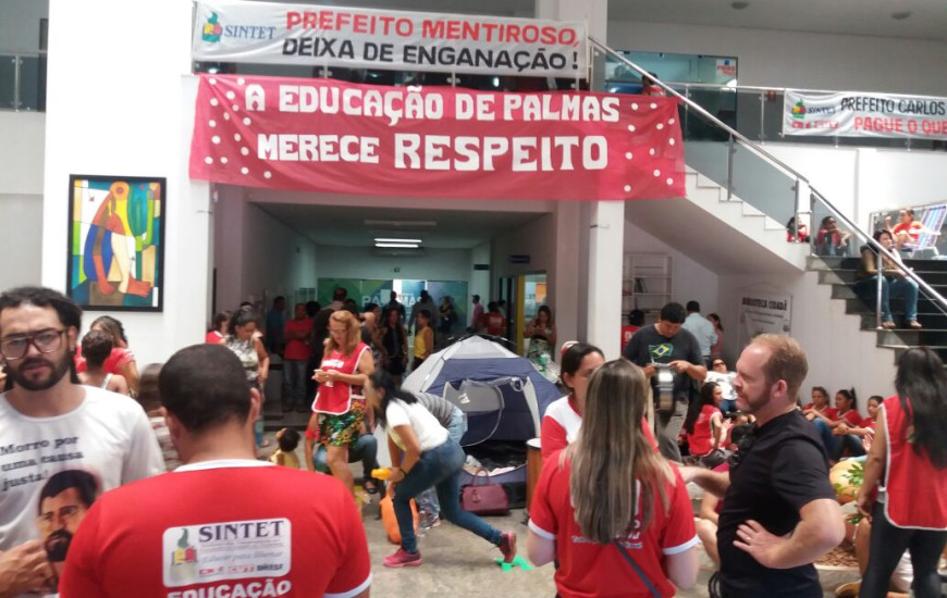 Professores estão há 8 dias acampados na Câmara Municipal