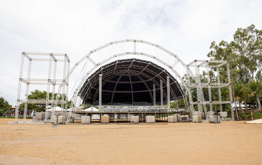 Palco recebe como principal atração a dupla sertaneja César Menotti e Fabiano