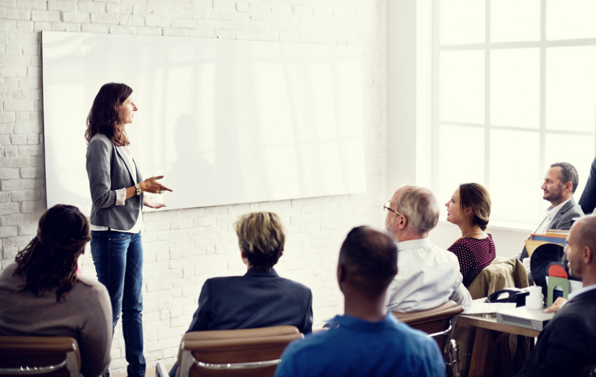 É possível estudar com o programa de Educação de Jovens e Adultos - EJA.