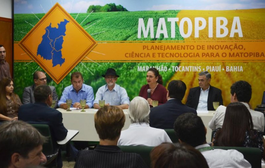 Kátia anuncia viagem durante evento na Capital