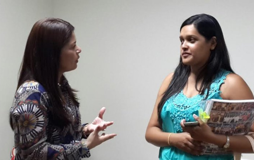 Secretária da Educação instrui estudante