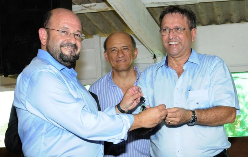Governador entrega veículos novos a Musafir