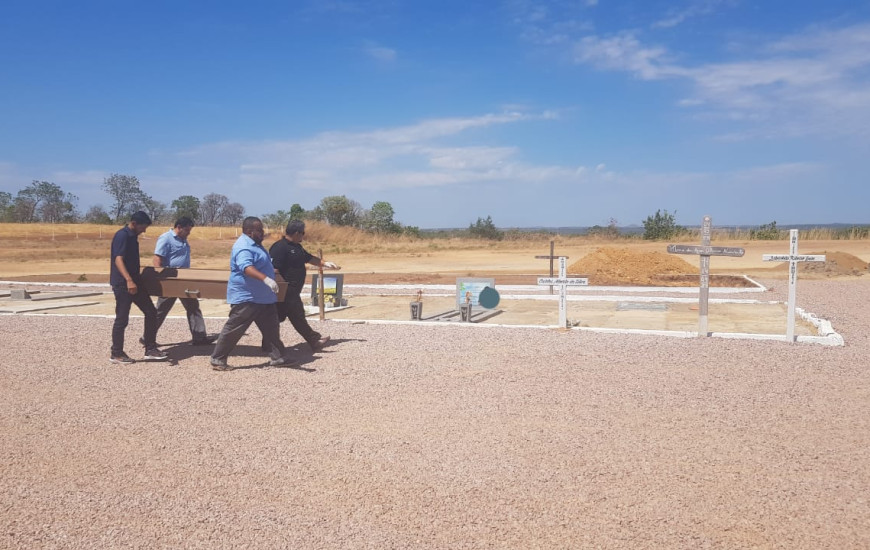 Servidores da IML e de funerária.