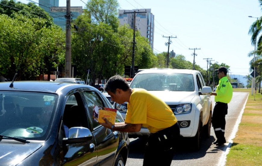 Agentes orienta motoristas
