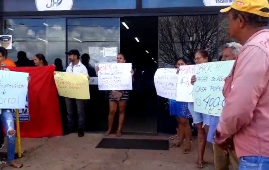 Moradores de conjunto habitacional manifestam contra BRK. 