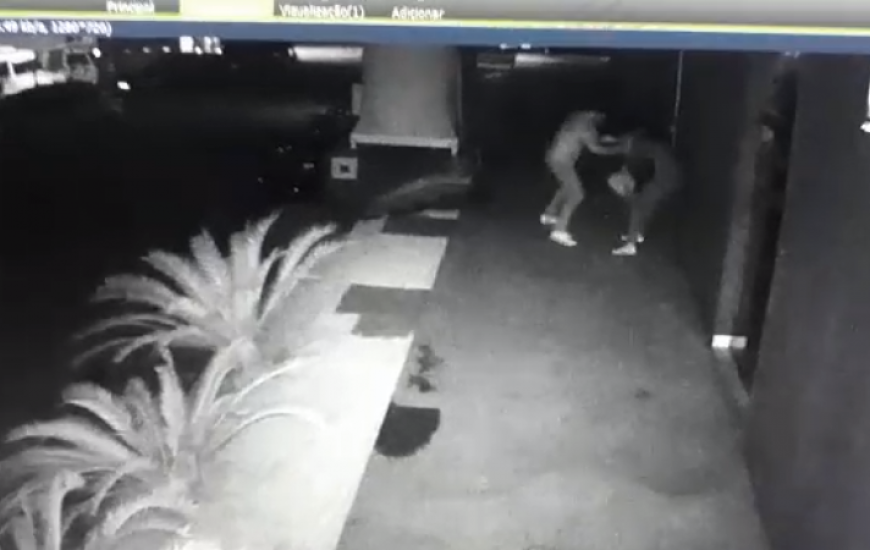 Marido é flagrado por câmeras de segurança agredindo esposa
