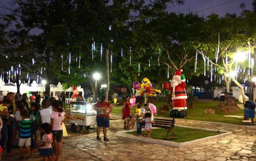 Praça Maracaípe foi instalado uma máquina de neve