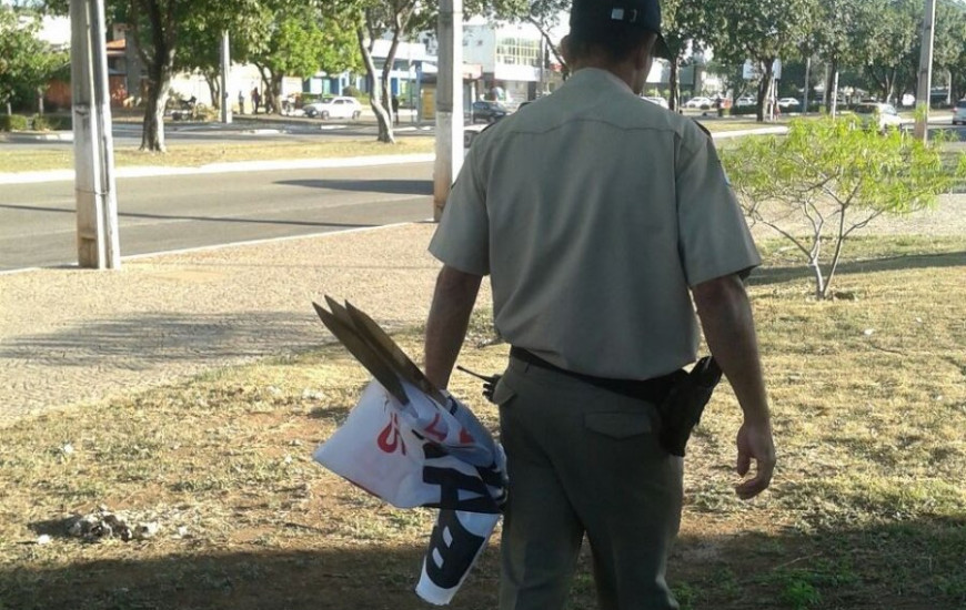 Faixas são retiradas da Praça dos Girassóis