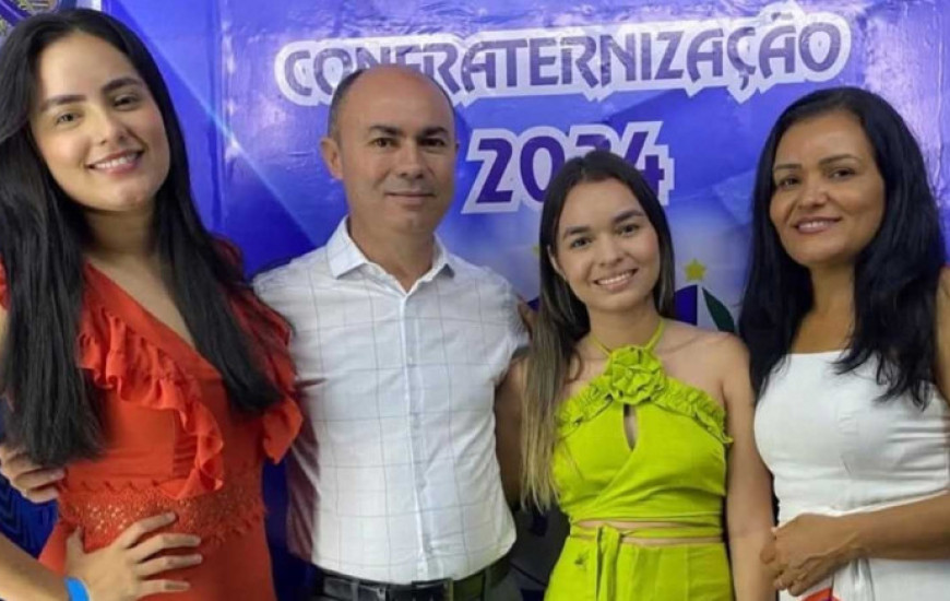 A vítima Anna Clara (de vestido verde), em momento feliz com a família em 2024