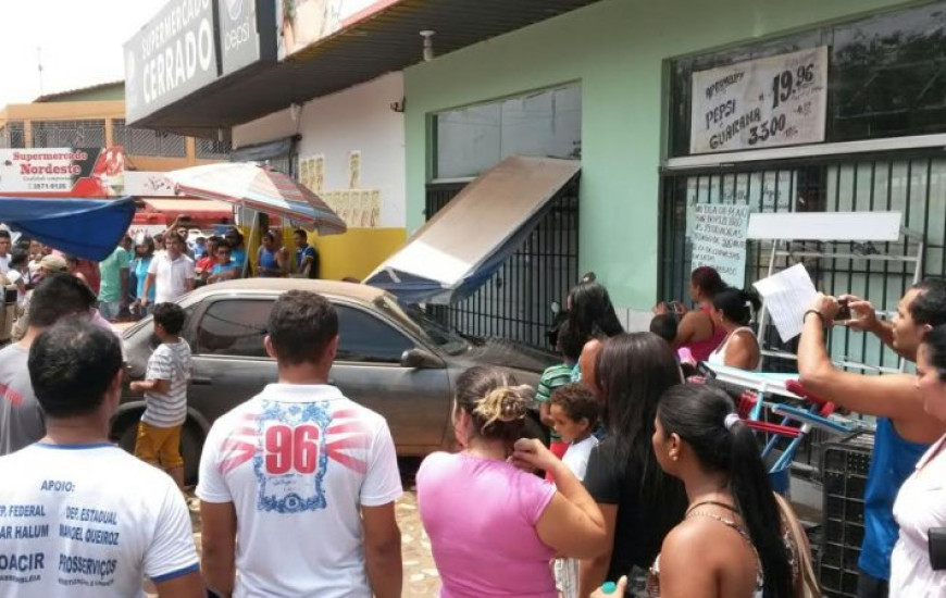 Veículo sobe em calçada na Avenida Tocantins