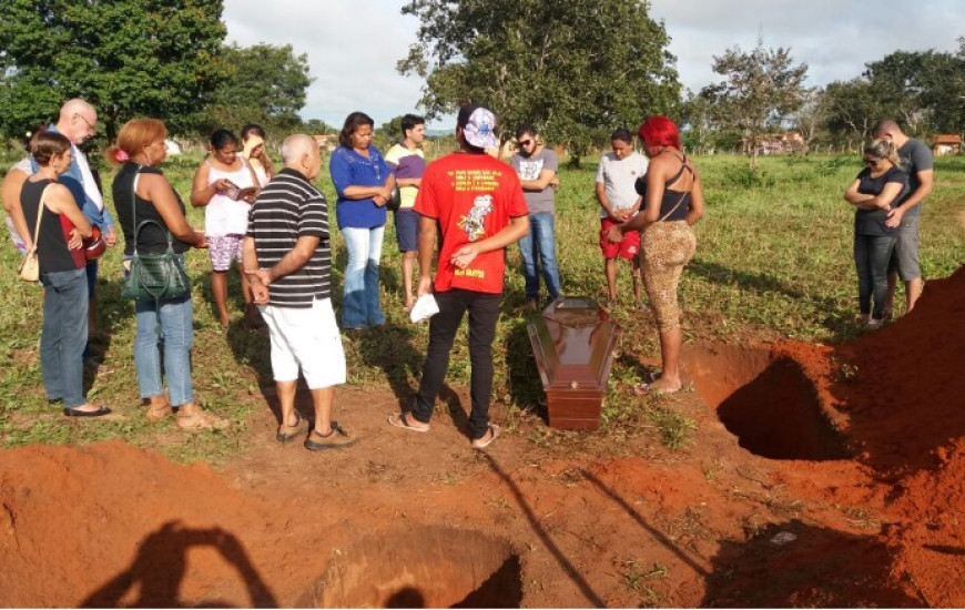 Enterro foi realizado nesta quarta-feira
