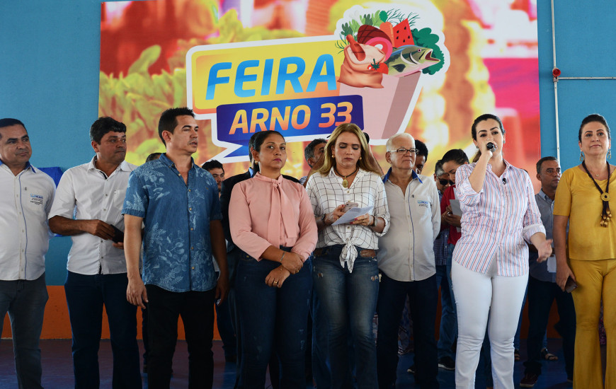 Prefeitura entrega feira reformada; autoridades prestigiam momento