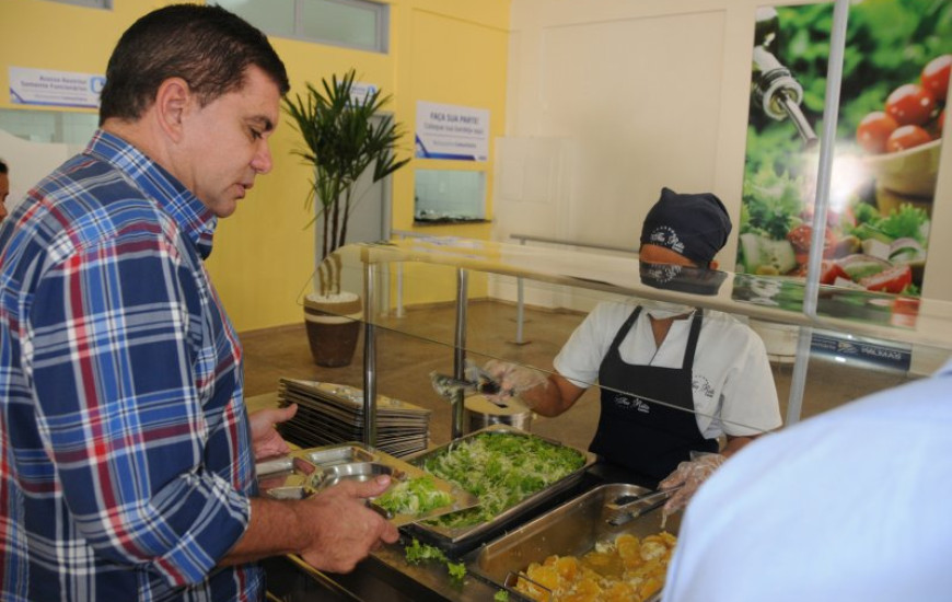 Amastha almoça em restaurante comunitário