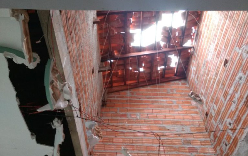 Telhado da casa foi destruído pelo raio