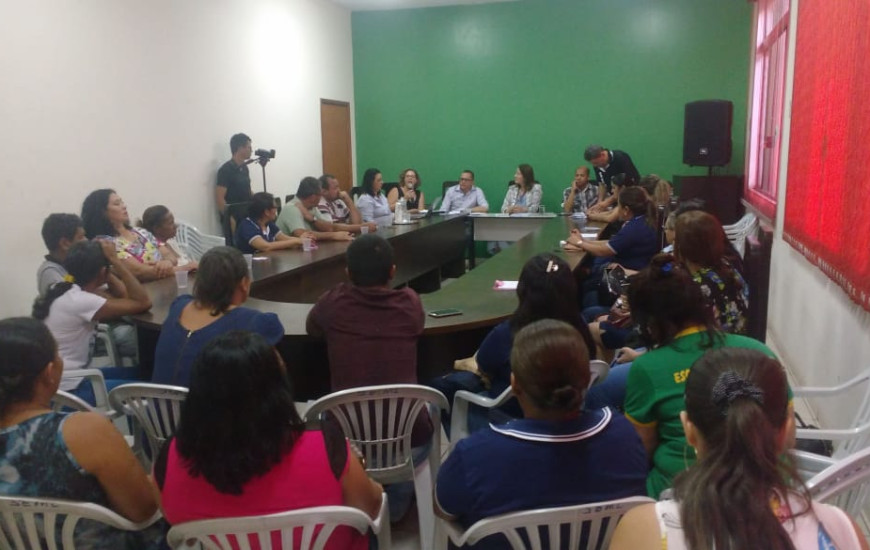 Reunião entre prefeitura de servidores da edicação 