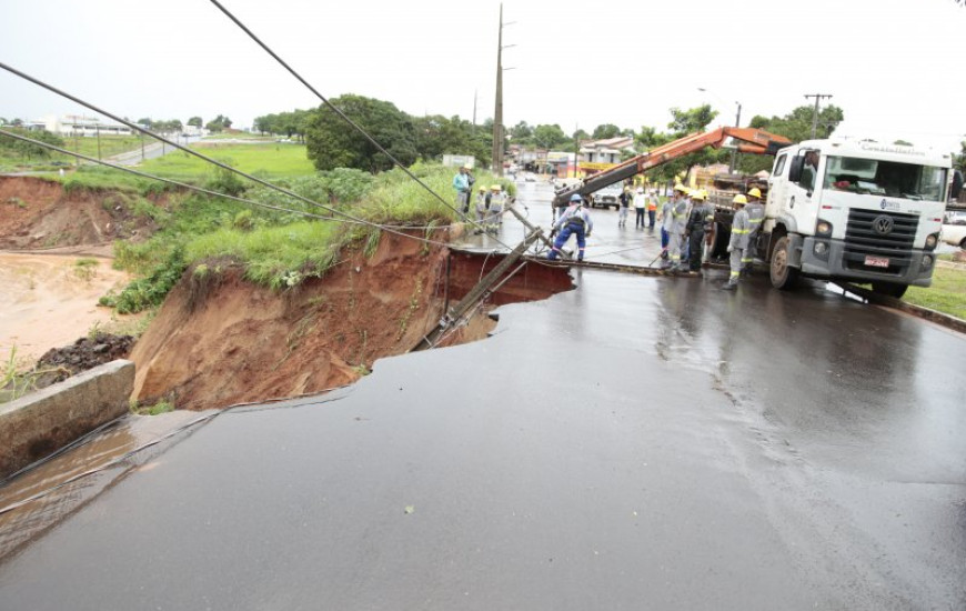 Cratera avança com chuvas e poste cai na pista