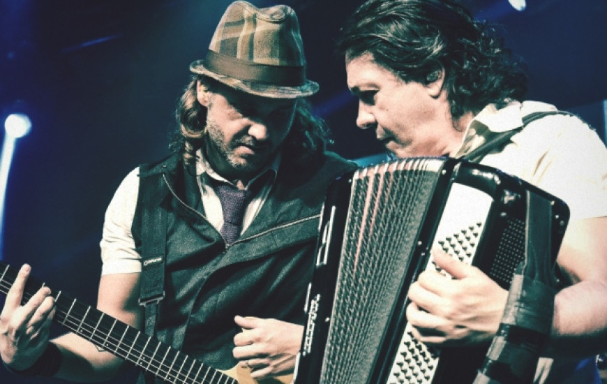 Banda se apresenta no primeiro dia do evento