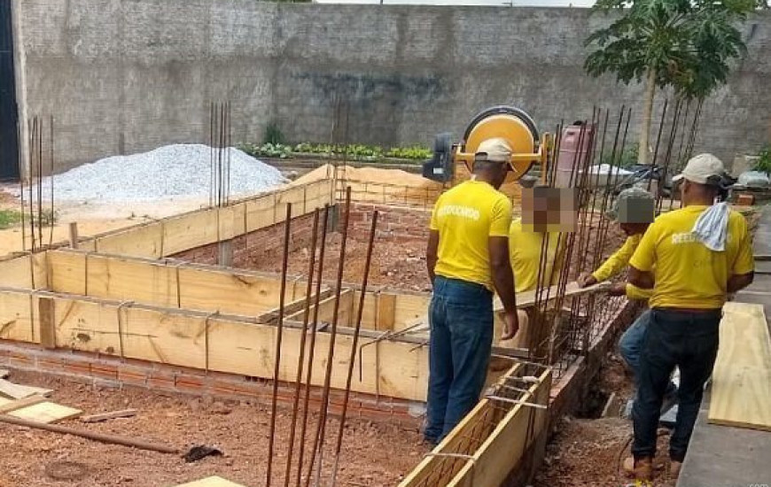 Internos trabalham em obras