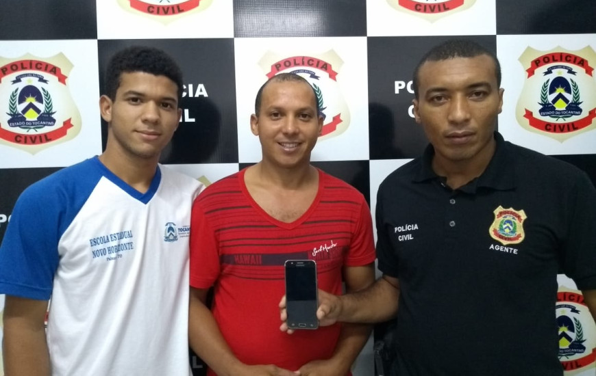 Cidadãos retirando seu celular após processo de identificação