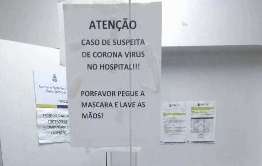 Aviso na entrada de hospital em Porto Nacional.
