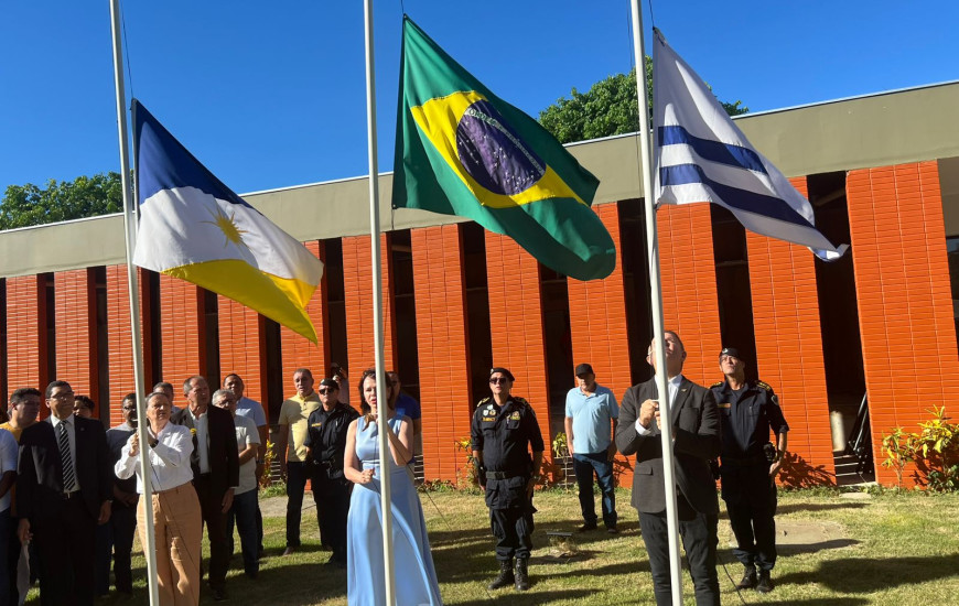 Hasteamento das Bandeiras: Eduardo, senadora Dorinha e a presidente do TJTO