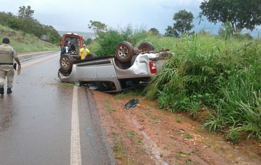 Veículo capotou após derrapar na pista