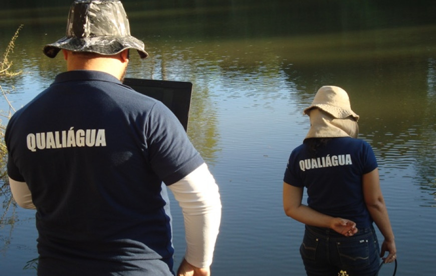 Técnicos da Semarh na execução do QualiÁgua