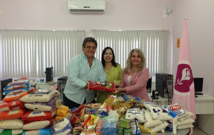 Alimentos arrecadados no arraía são doados