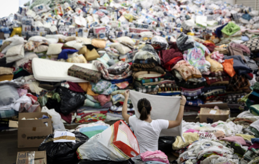 Donativos armazenados em galpão