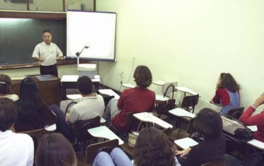 Docentes recebem 54,5% do que outros profissionais