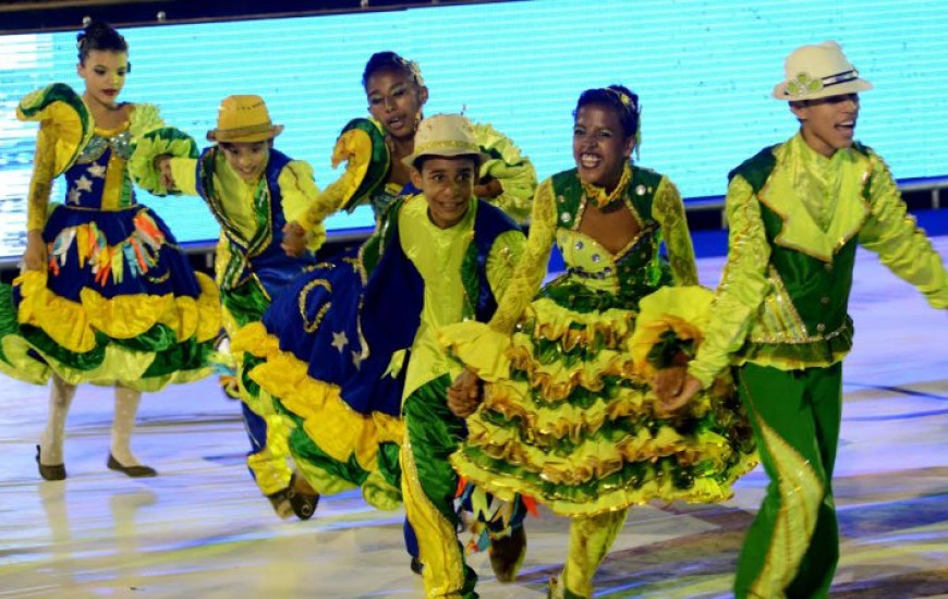 Quadrilhas apresentam na primeira noite do Arraiá