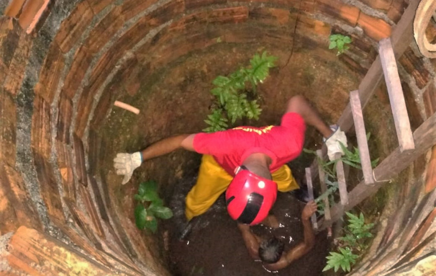 Só com apoio do bombeiro o homem pôde subir e ser deixado aos cuidados da esposa