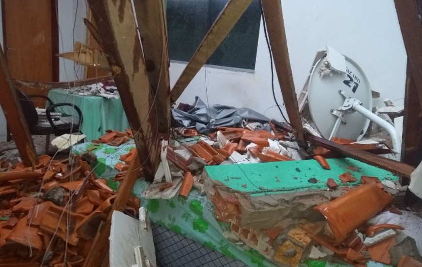 Cômodos da casa ficam cobertos de destroços